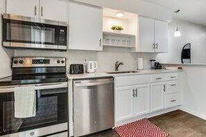 Fridge, microwave, oven, stovetop - Vista Aqua Downtown-Medical District-Airport With Pool View (Dallas)