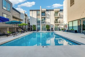 Outdoor pool - Vista Aqua Downtown-Medical District-Airport With Pool View (Dallas)