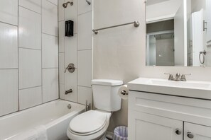 Sèche-cheveux, serviettes fournies, savon, papier toilette