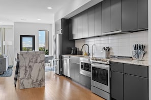 Fridge, microwave, oven, stovetop - NEW! 1mi->Broadway! Top of the Tune Penthouse (Nashville)
