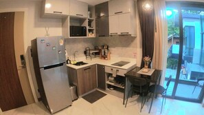 Réfrigérateur, micro-ondes, plaque de cuisson, lave-vaisselle