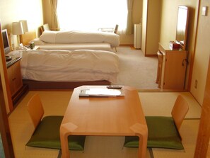 خزنة داخل الغرفة