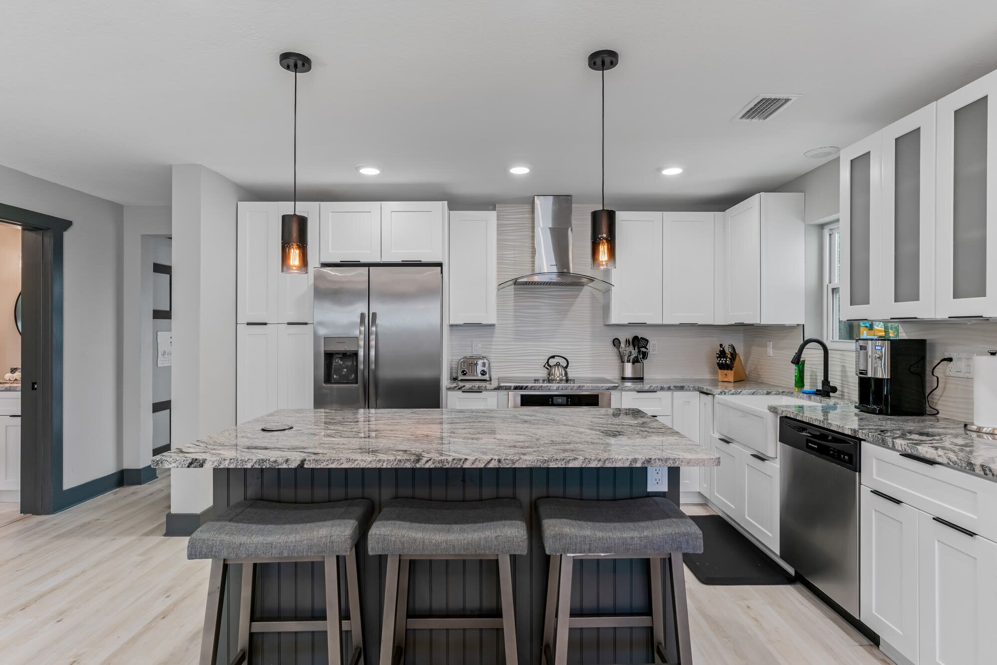 Kühlschrank, Mikrowelle, Ofen, Herdplatte