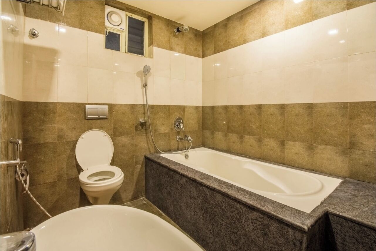 Junior Suite, Balcony, City View | Bilik Mandi | Tab mandi, selipar, tuala disediakan, sabun 