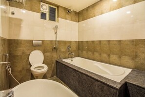 Suite Junior, balcon, vue ville | Salle de bain | Baignoire, chaussons, serviettes fournies, savon