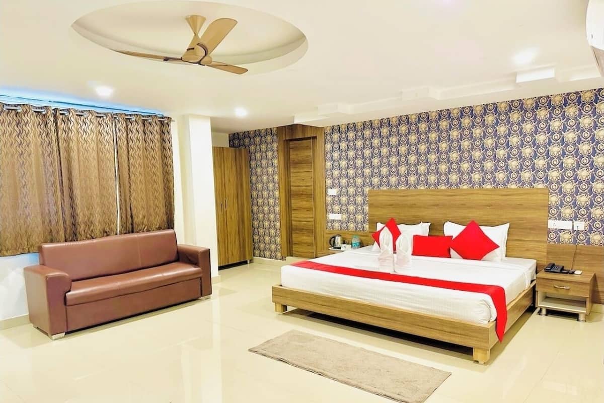 Junior Suite, Balcony, City View | In-room safe, desk, laptop workspace, soundproofing