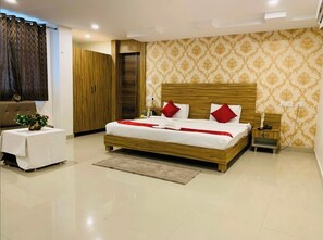 Junior Suite, Balcony, City View | In-room safe, desk, laptop workspace, soundproofing