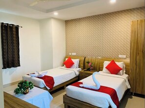 خزنة داخل الغرفة ومكتب ومساحة عمل للكمبيوتر المحمول وتجهيزات عازلة للصوت