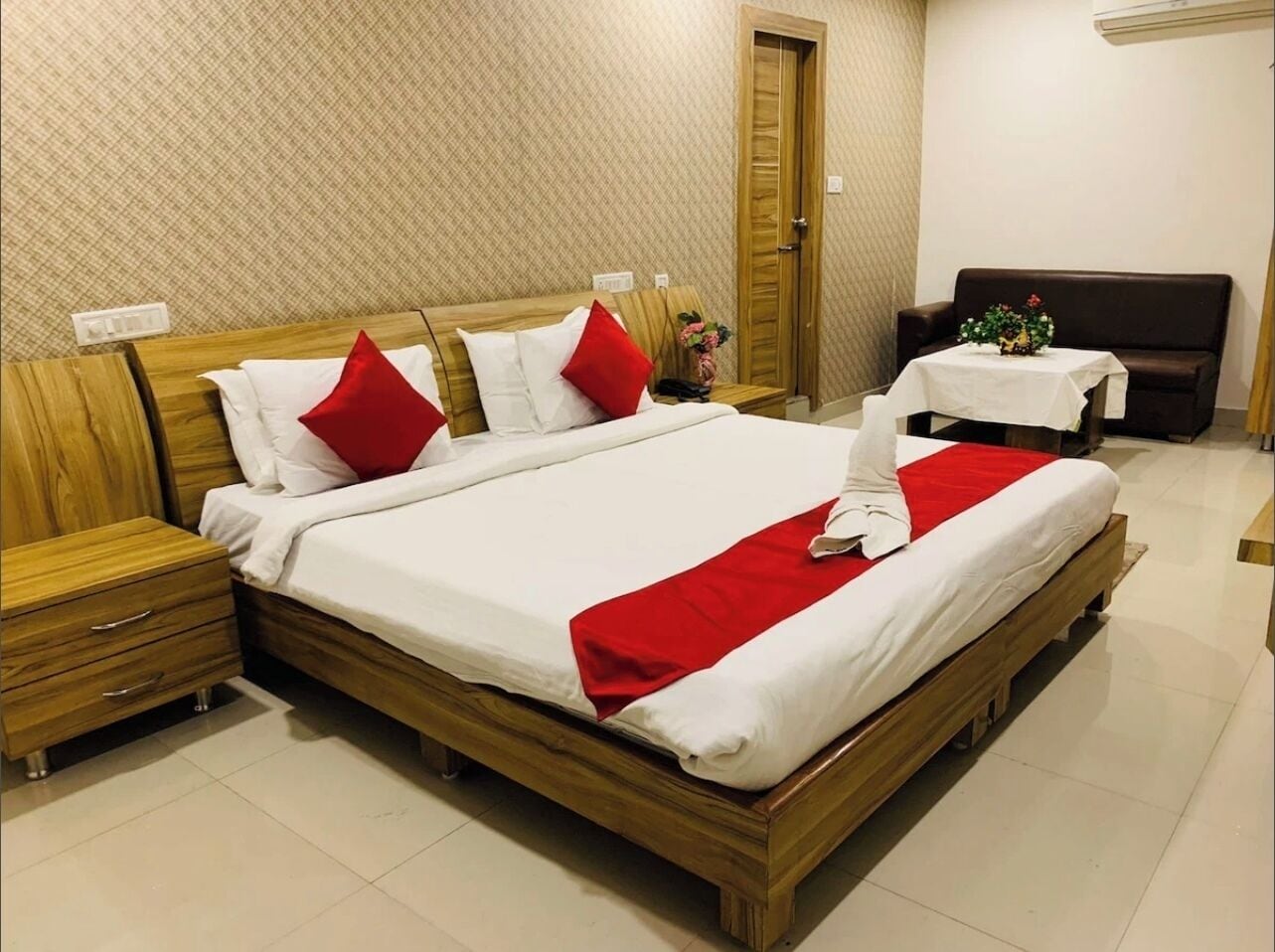 Family Room | In-room safe, desk, laptop workspace, soundproofing