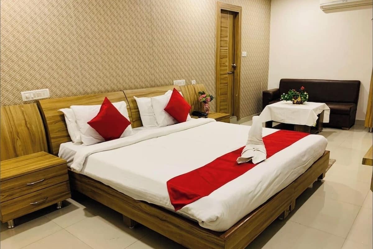 Family Room | In-room safe, desk, laptop workspace, soundproofing