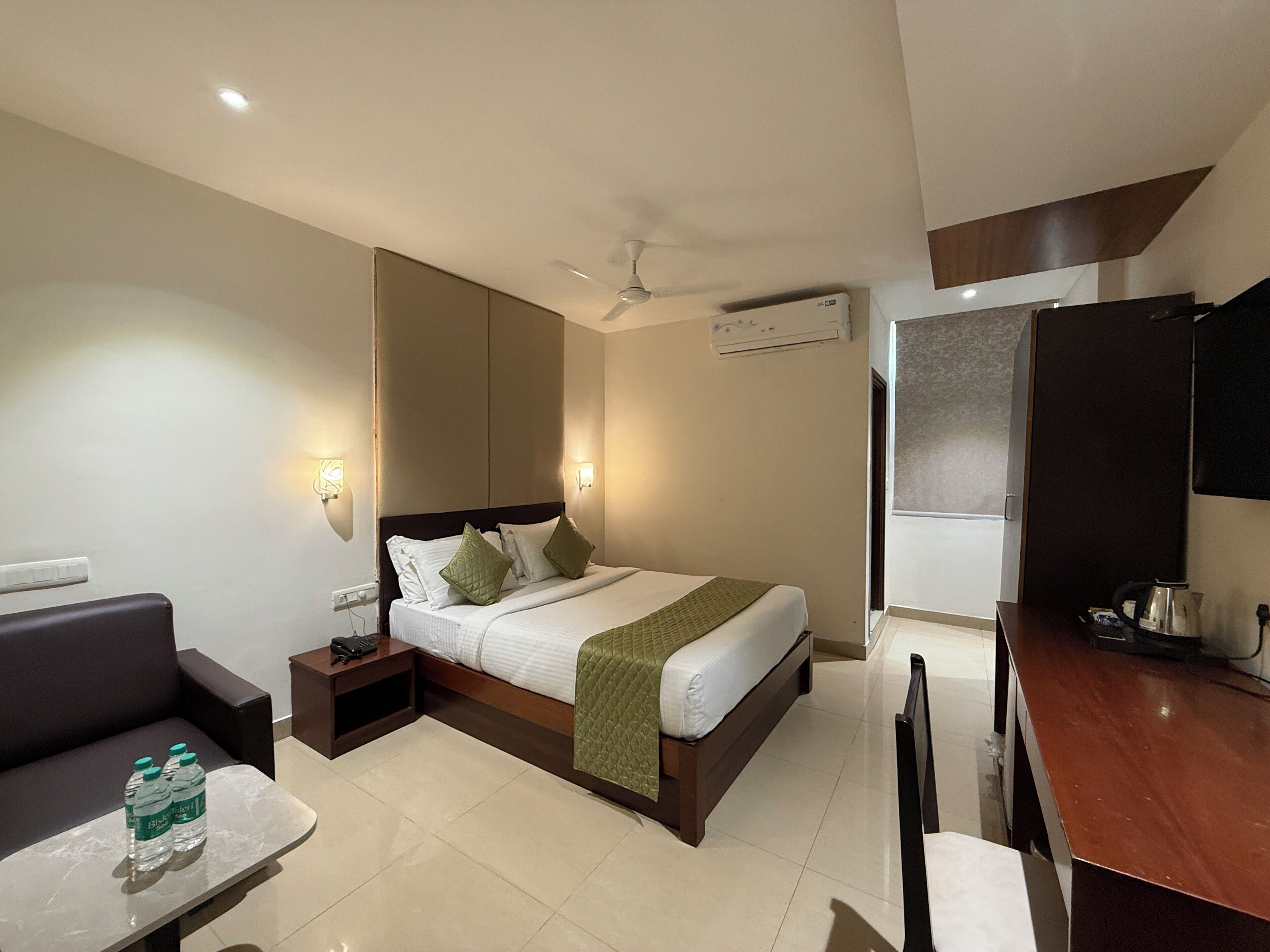 Premium-dobbeltværelse - byudsigt | Pengeskab på værelset, skrivebord, arbejdsområde til bærbare computere