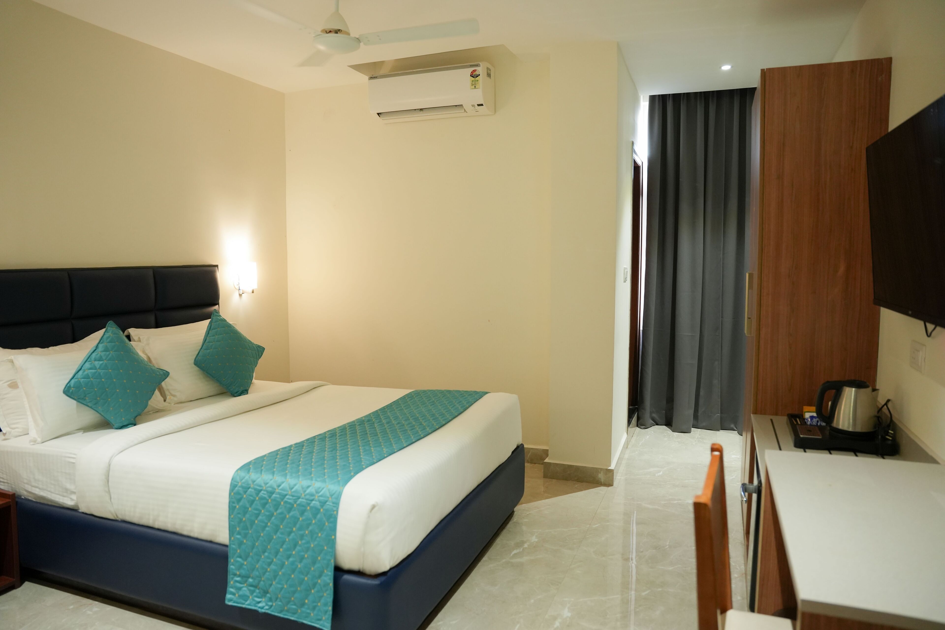 Premium tweepersoonskamer, uitzicht op de stad | Een kluis op de kamer, een bureau, een laptopwerkplek