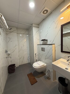 Douche, articles de toilette (gratuits), séchoir à cheveux, pantoufles