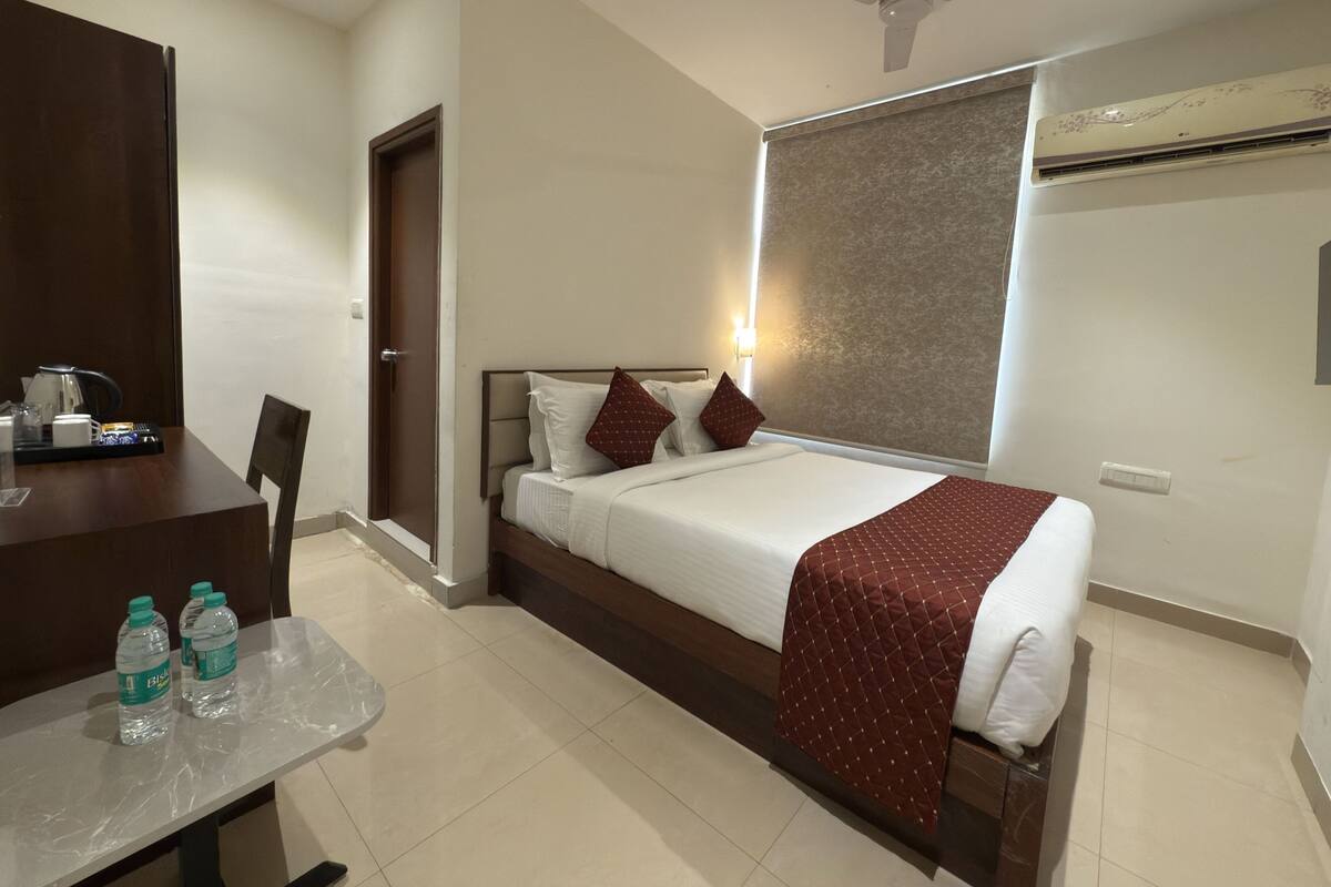 Classic Single Room | In-room safe, desk, laptop workspace, blackout drapes