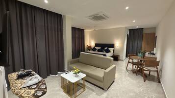 Luxury-Suite, Balkon, Stadtblick | Zimmersafe, Schreibtisch, laptopgeeigneter Arbeitsplatz