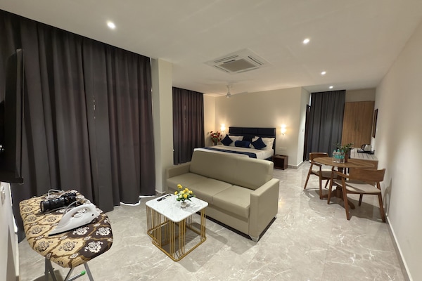 Suite Luxury, balcone, vista città | Una cassaforte in camera, una scrivania, postazione laptop