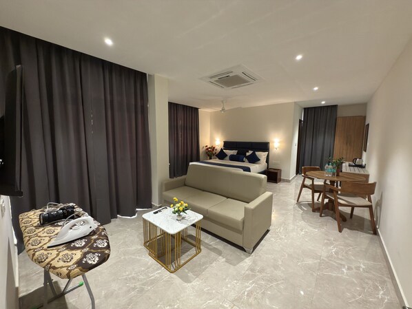 Luxe suite, balkon, uitzicht op de stad | Een kluis op de kamer, een bureau, een laptopwerkplek