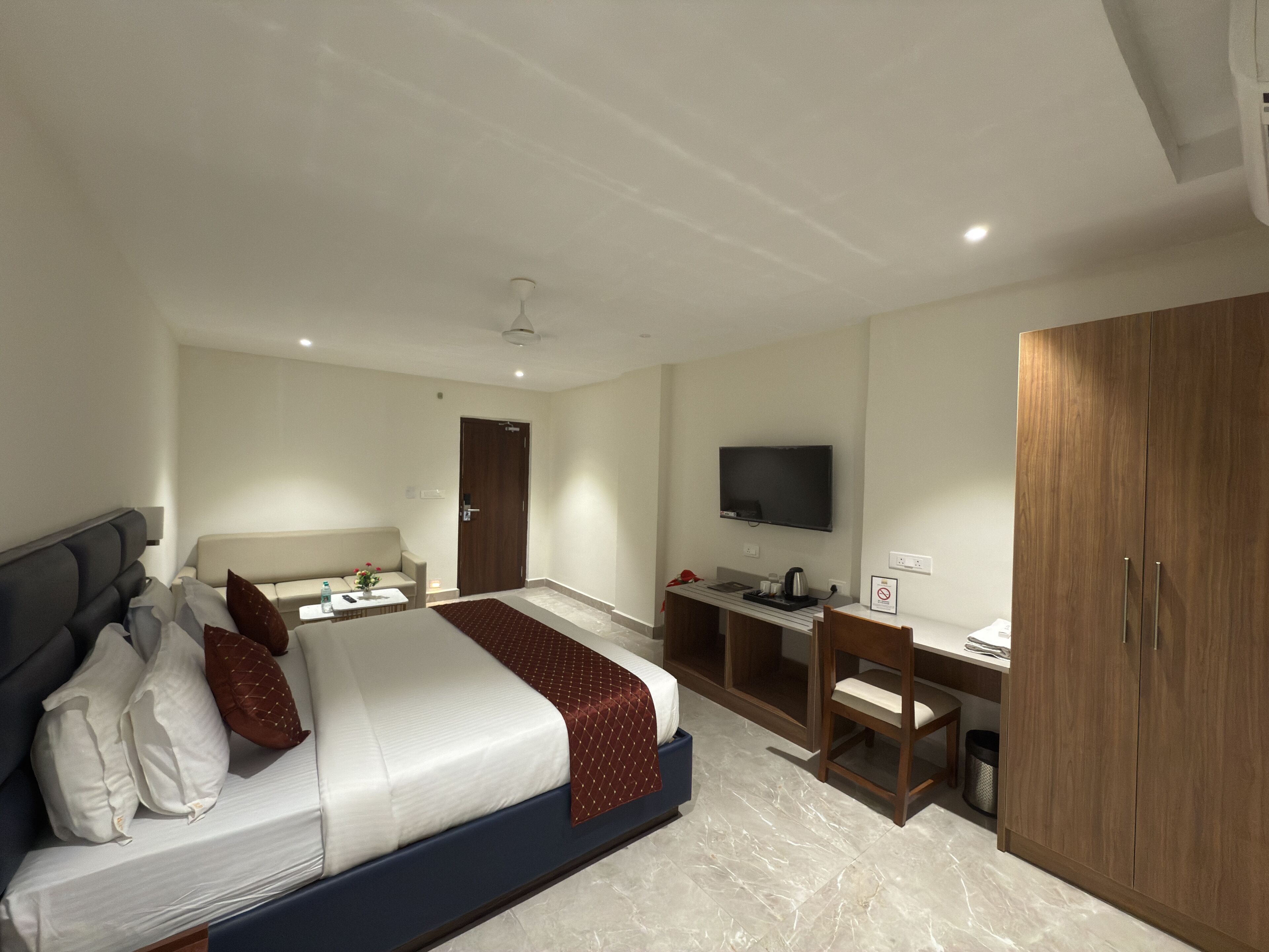 Junior suite, uitzicht op de stad | Een kluis op de kamer, een bureau, een laptopwerkplek