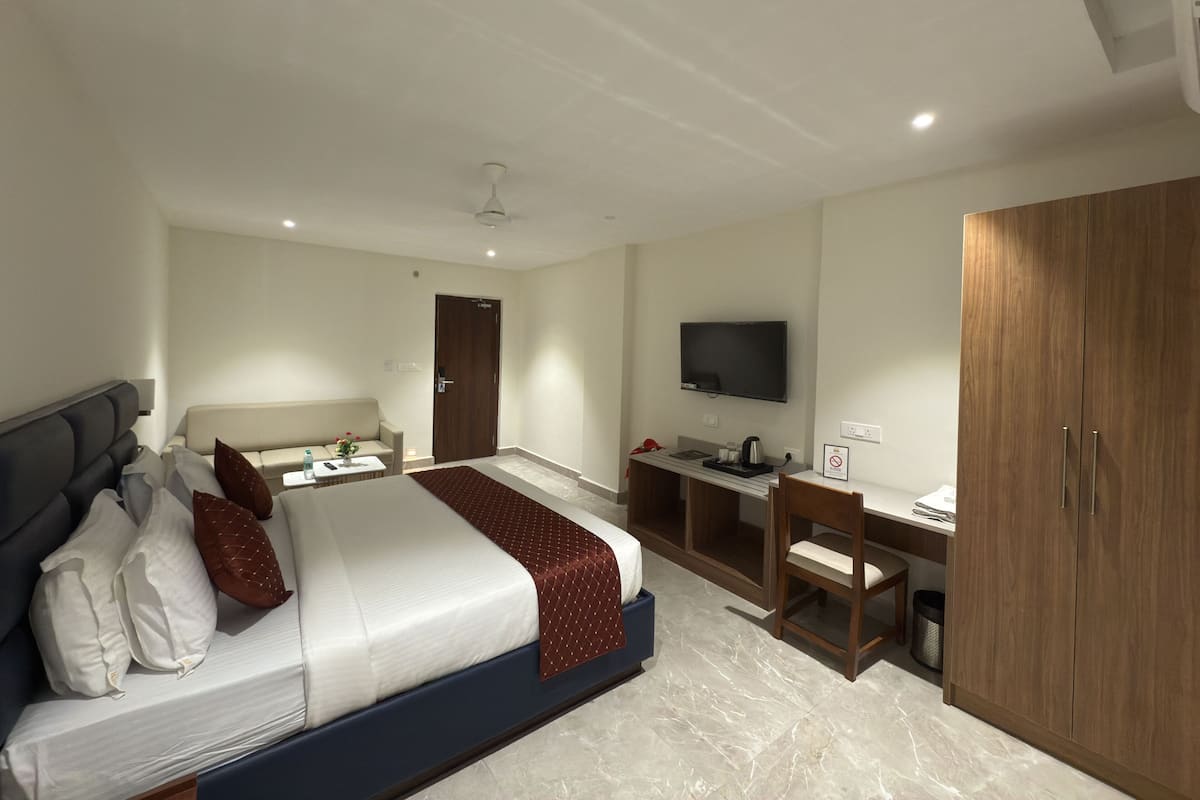 Junior suite, uitzicht op de stad | Een kluis op de kamer, een bureau, een laptopwerkplek