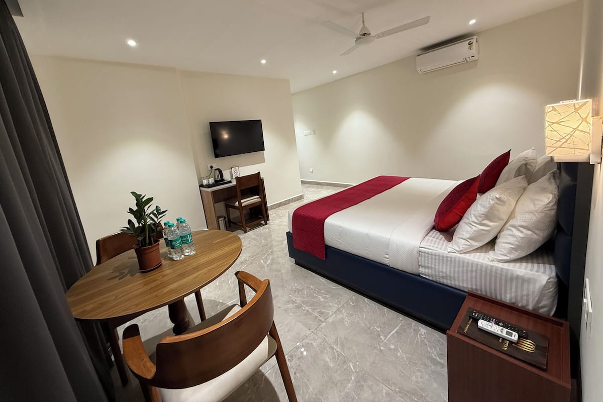 Junior Suite, City View | In-room safe, desk, laptop workspace, blackout drapes