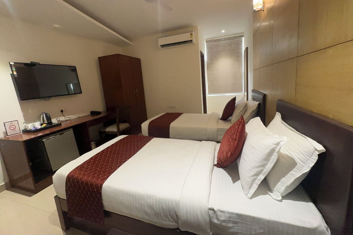 Business Twin kamer, uitzicht op de stad | Een kluis op de kamer, een bureau, een laptopwerkplek