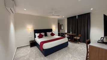 Suite júnior, vistes a la ciutat | Caixa forta a l'habitació i escriptori