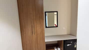 Una cassaforte in camera, una scrivania, postazione laptop