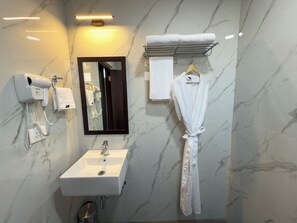 Buồng tắm vòi sen, đồ dùng nhà tắm miễn phí, máy sấy tóc 