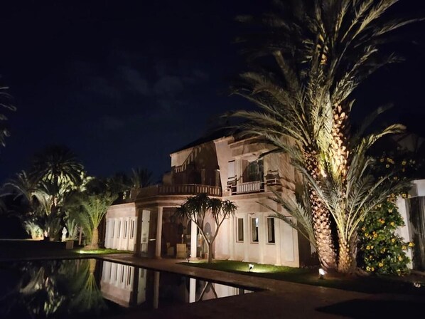 المنشأة من الخارج