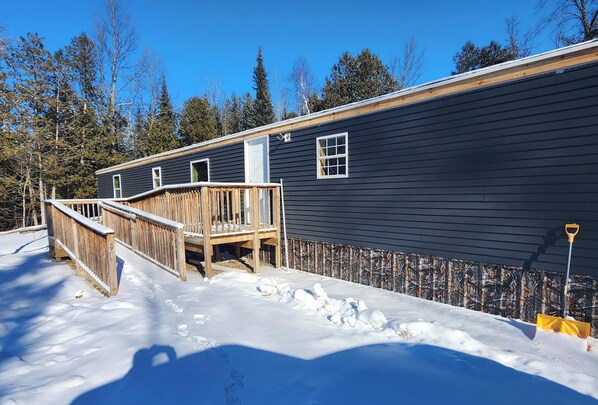 Exterior - Lovely 3-bedroom mobile home in peaceful Hubbard Lake retreat (Hubbard Lake)