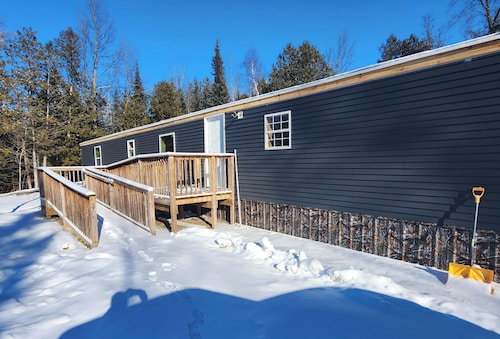 Lovely 3-bedroom mobile home in peaceful Hubbard Lake retreat