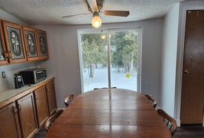 Dining - Lovely 3-bedroom mobile home in peaceful Hubbard Lake retreat (Hubbard Lake)