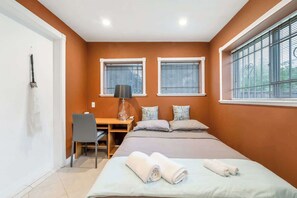 3 chambres, fer et planche à repasser, Wi-Fi, draps fournis