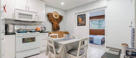 Mikrowelle, Ofen, Küchenrolle