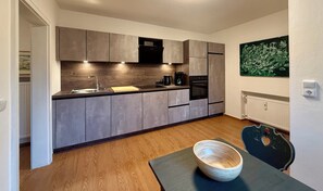 Fridge, microwave, oven, stovetop - Vacation home 120 sqm with three separate bedrooms (Inzell)