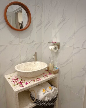 华丽别墅, 1 张特大床, 露台, 泳池景观 | 浴室 | 淋浴设施、免费洗浴用品、毛巾、肥皂