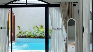 Vila Deluks, 1 Tempat Tidur King, patio, pemandangan kolam renang | Meja kerja, ruang kerja ramah laptop, dan Wi-Fi gratis