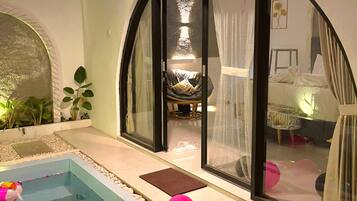 Vila Deluks, 1 Tempat Tidur King, patio, pemandangan kolam renang | Kolam renang | Kolam renang indoor dan kolam renang outdoor