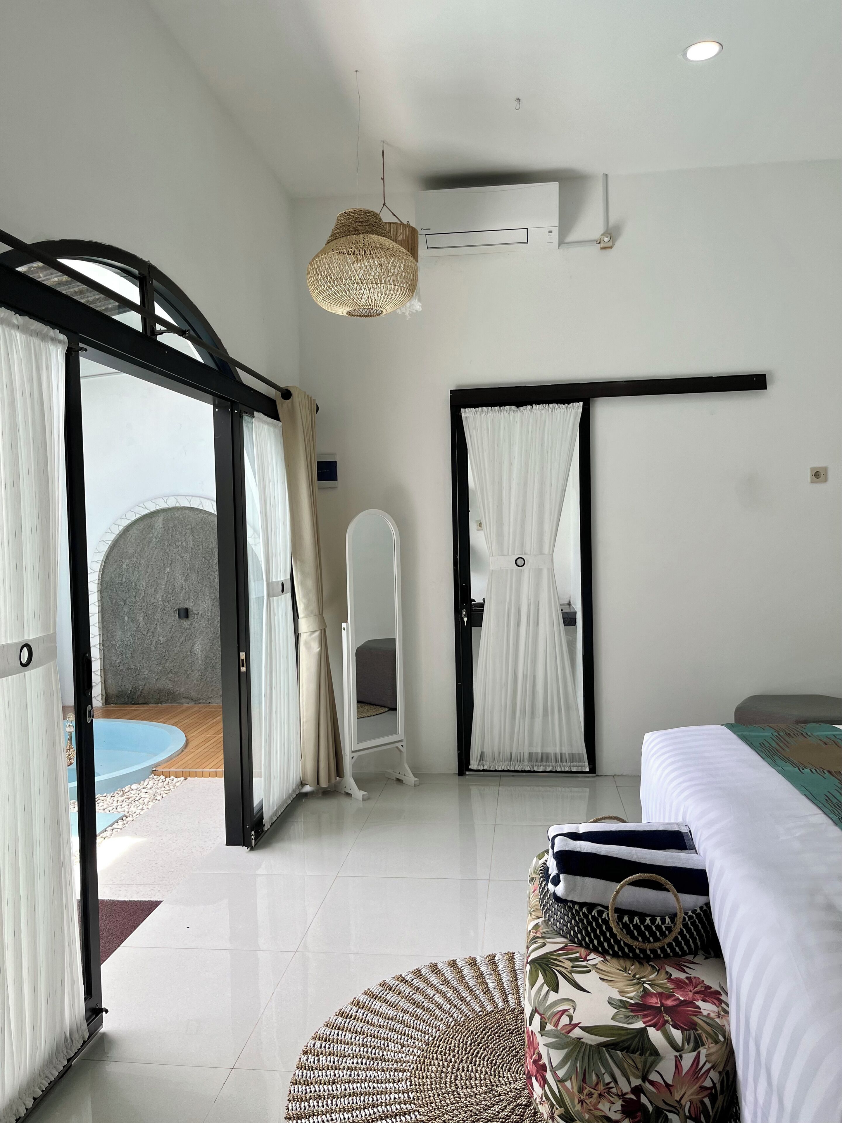 华丽别墅, 1 张特大床, 露台, 泳池景观 | 办公桌、笔记本电脑工作区、免费 WiFi