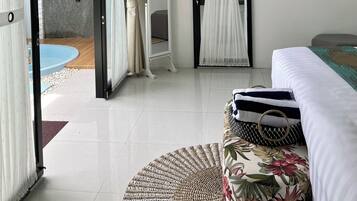 Deluxe-Villa, 1 King-Bett, Terrasse, Poolblick | Schreibtisch, laptopgeeigneter Arbeitsplatz, kostenloses WLAN