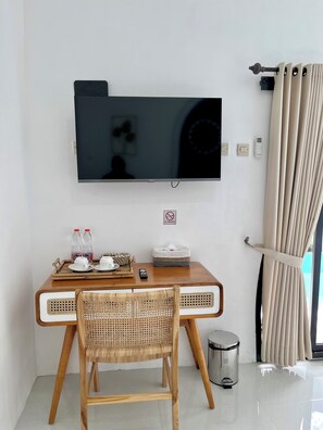 Deluxe Villa, 1 King Bed, Patio, Pool View | Interior