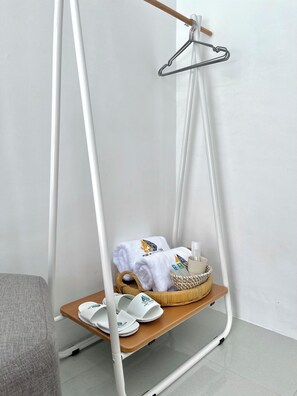 Deluxe Villa, 1 King Bed, Patio, Pool View | Interior