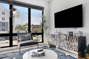 TV - Midtown Parthenon Gem! Pool+Gym / 2mi to Broadway (Nashville)