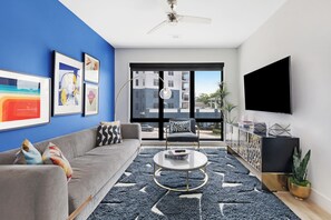 TV - Midtown Parthenon Gem! Pool+Gym / 2mi to Broadway (Nashville)