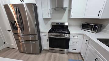 Mikrowelle, Ofen, Herdplatte, Geschirrspüler