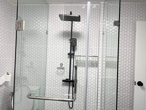 Shower, hair dryer, towels, soap - you will find this to be a fantastic blend of location, amenities and value (Mueang Chiang Mai)