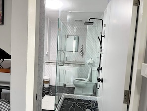 Shower, hair dryer, towels, soap - you will find this to be a fantastic blend of location, amenities and value (Mueang Chiang Mai)