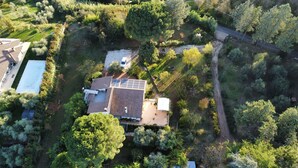 An aerial view of a house with a tiled roof, surrounded by dense greenery and a paved driveway. - La Casa Dei Fiori-Oasis of peace in Fabrica di Roma (Lazio)