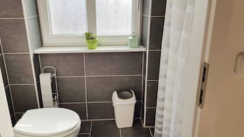 Apartament bàsic | Bany | Dutxa, articles de tocador gratuïts, assecador de cabells i tovalloles