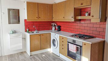 Basic-Apartment | Eigene Küche | Kühlschrank, Mikrowelle, Ofen, Herdplatte